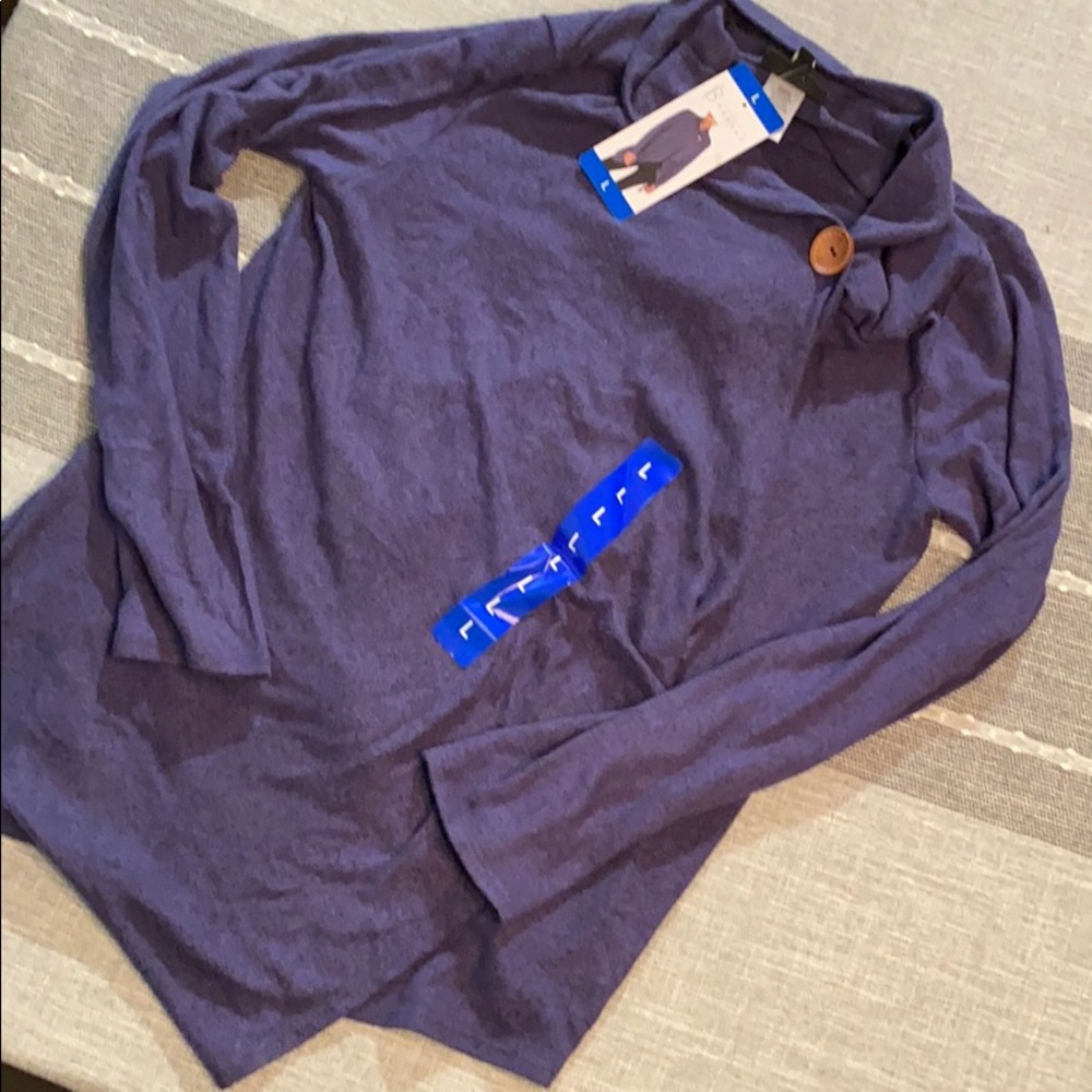 Turtle Neck/vowel neck cardigan with button